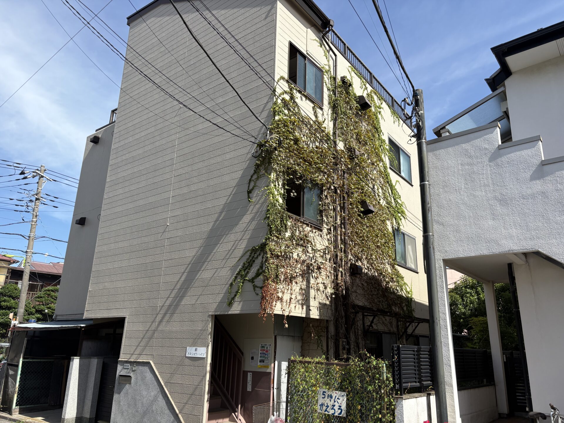 東京都世田谷区　カネショウハイツ　外壁塗装と屋上、バルコニー防水工事の途中経過です。施工前