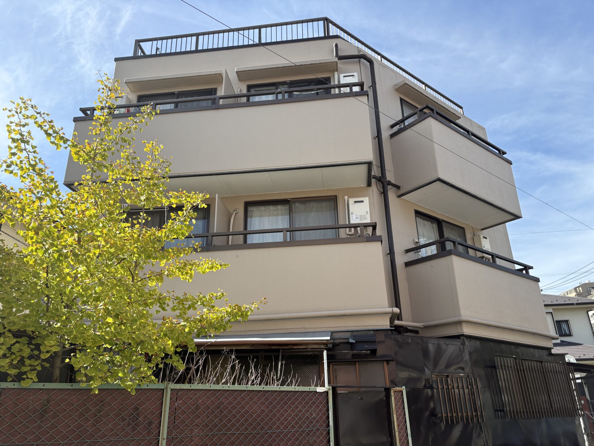 東京都世田谷区　カネショウハイツ　外壁塗装と屋上、バルコニー防水工事の途中経過です。施工前