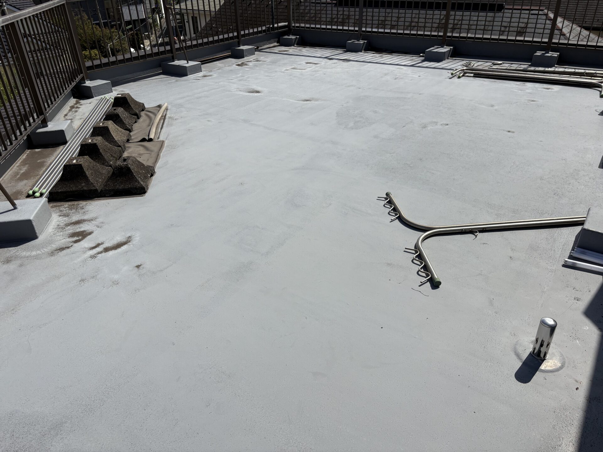 東京都世田谷区　カネショウハイツ　外壁塗装と屋上、バルコニー防水工事の途中経過です。施工前