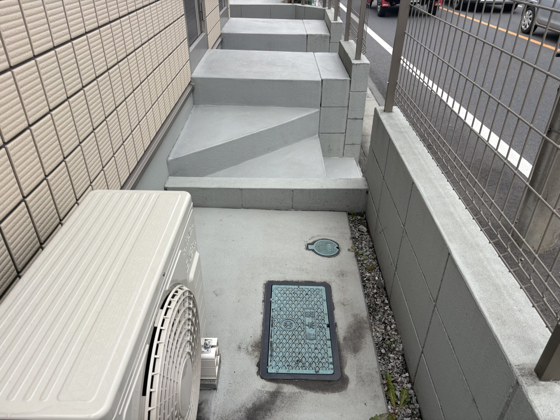 さいたま市岩槻区　アパート　屋根塗装・その他塗装工事の途中経過です。施工前