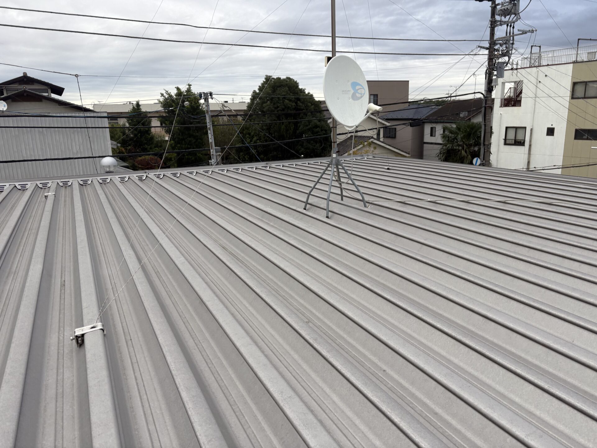 さいたま市岩槻区　アパート　屋根塗装・その他塗装工事の途中経過です。施工前