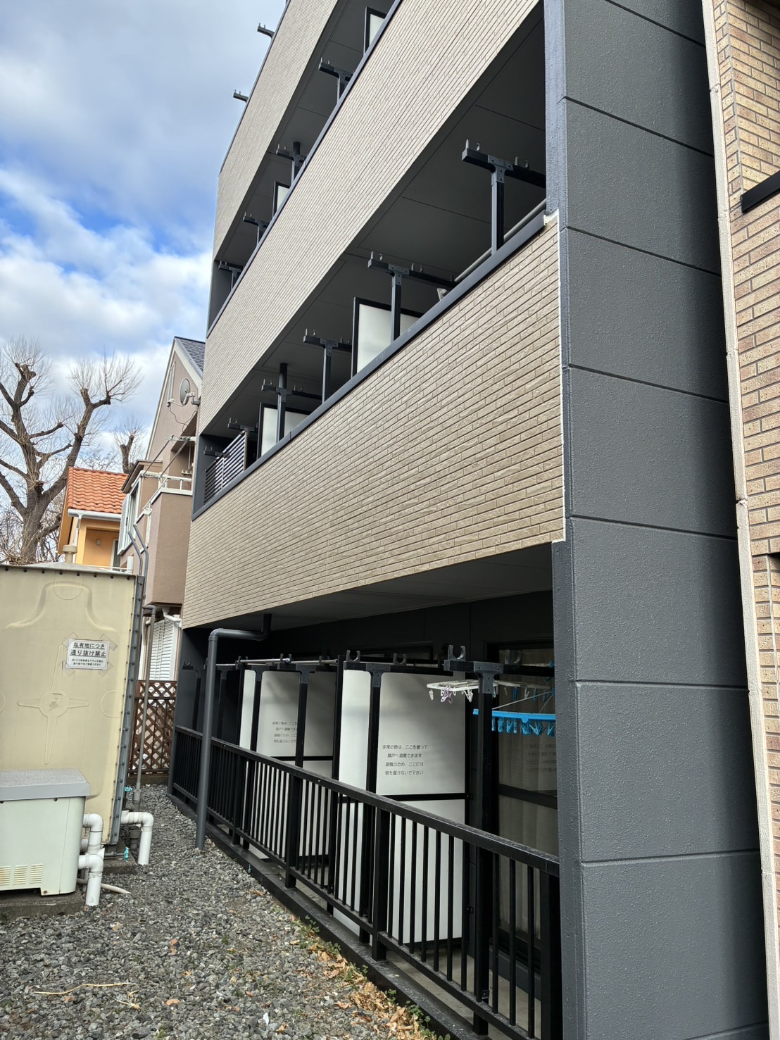 さいたま市のアパートで外壁と屋根をラジカル制御型塗料で塗装して、バルコニーと通路の防水、サイディング張替えを行いました！施工後