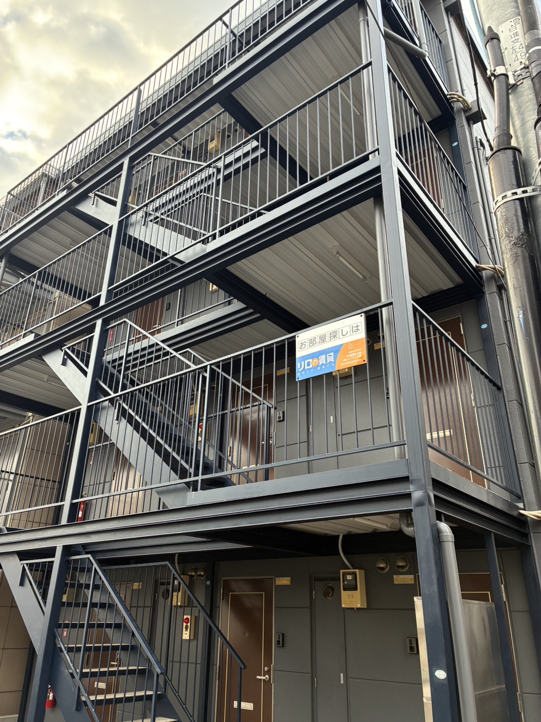 さいたま市のアパートで外壁と屋根をラジカル制御型塗料で塗装して、バルコニーと通路の防水、サイディング張替えを行いました！施工後