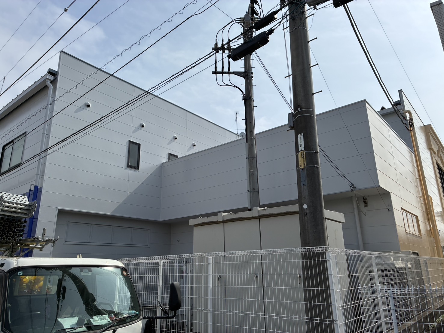 埼玉県坂戸市の貸店舗で折板屋根をシリコン塗料で、外壁をラジカル制御型塗料で塗装してコーキング打ち替えとウレタン防水も行いました!施工後