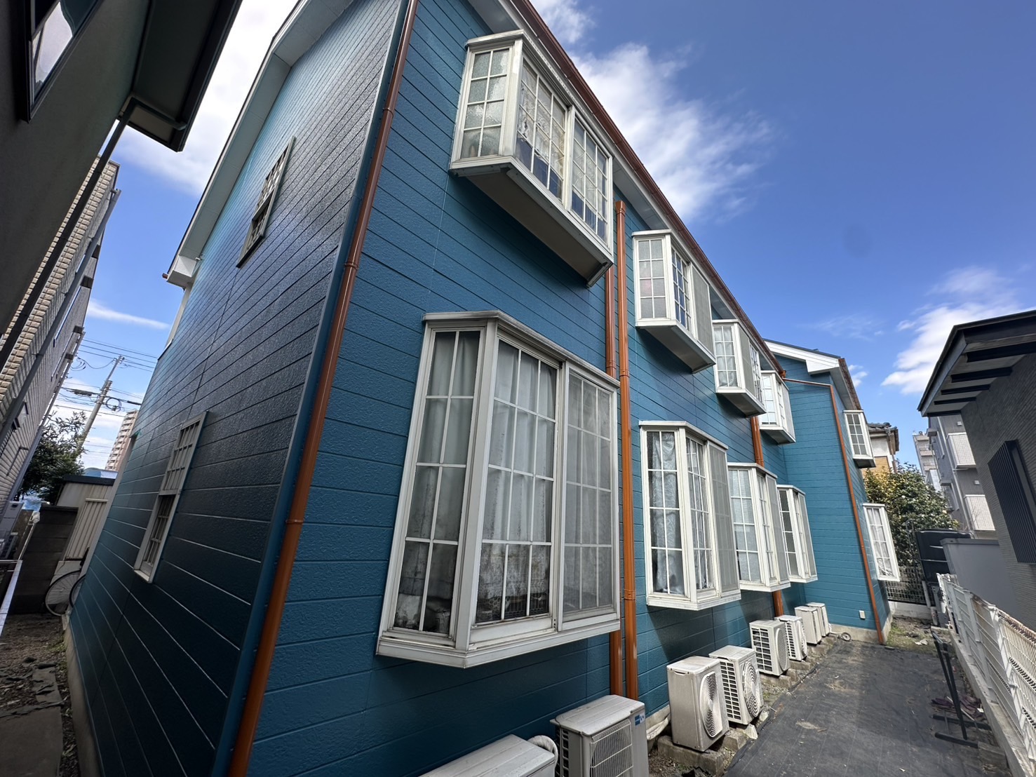 埼玉県さいたま市のアパートで屋根と外壁をラジカル制御型塗料で塗装して、雨樋補修、棟板金補修を行いました！施工後