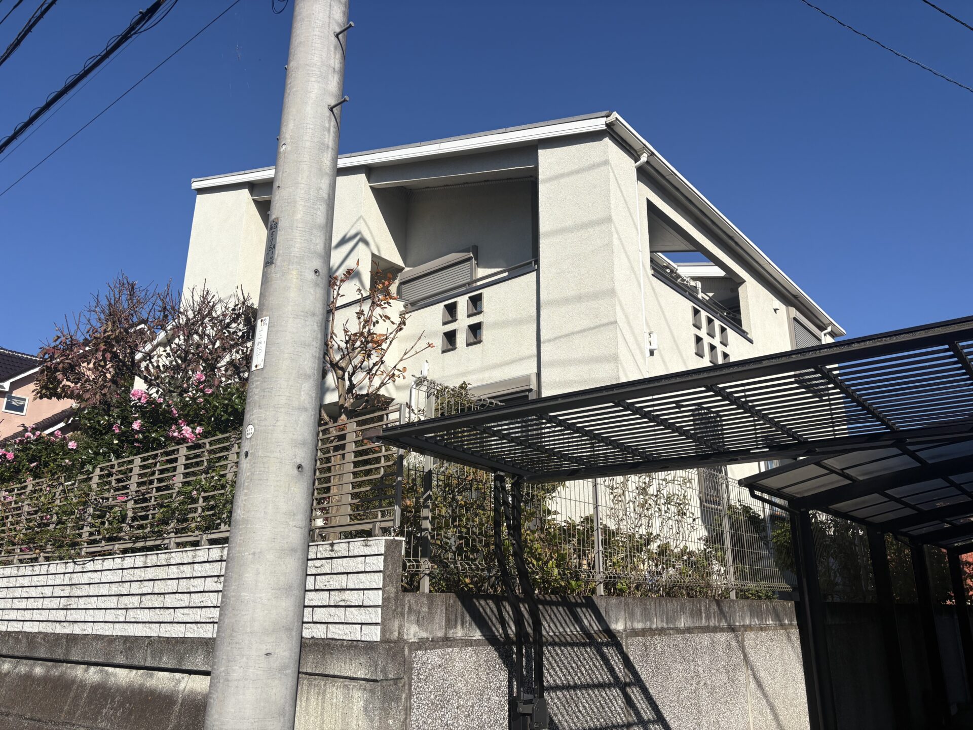 埼玉県日高市　S様邸　外壁塗装、屋根カバー工法、バルコニー防水工事の途中経過です。　施工前