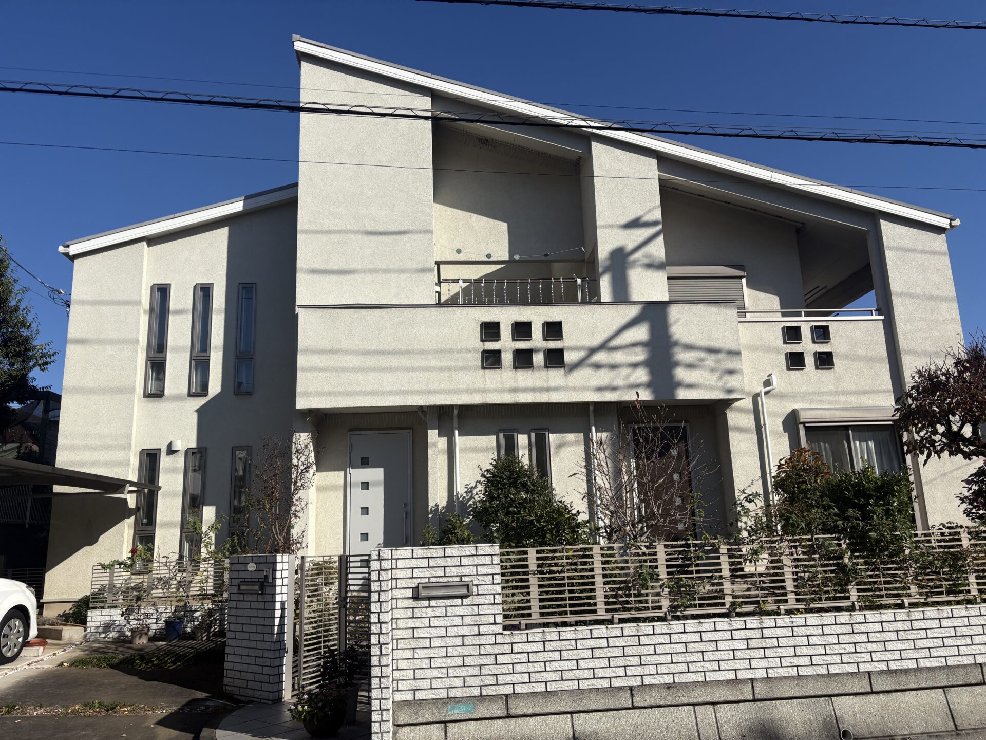 埼玉県日高市　S様邸　外壁塗装、屋根カバー工法、バルコニー防水工事の途中経過です。　施工前