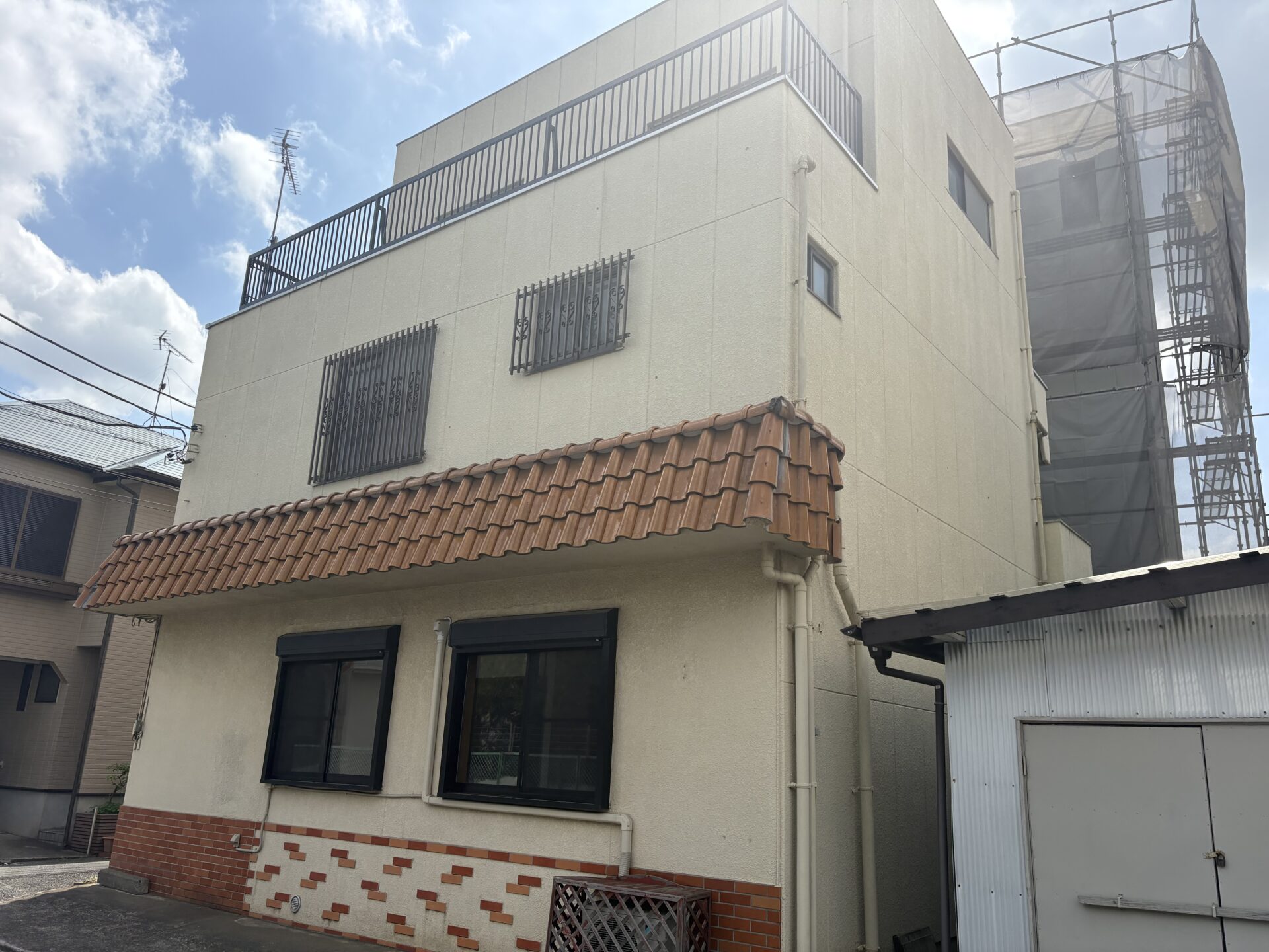 埼玉県鶴ヶ島市　不動産管理会社からのご依頼　戸建て外壁塗装工事の途中経過です。施工前