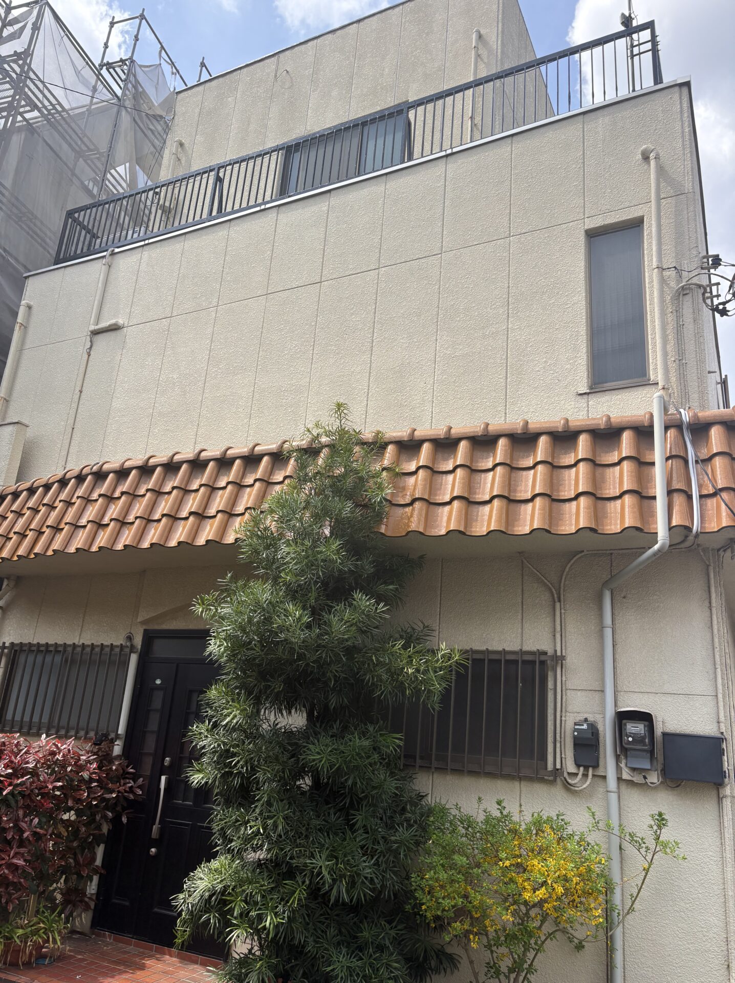 埼玉県鶴ヶ島市　不動産管理会社からのご依頼　戸建て外壁塗装工事の途中経過です。施工前