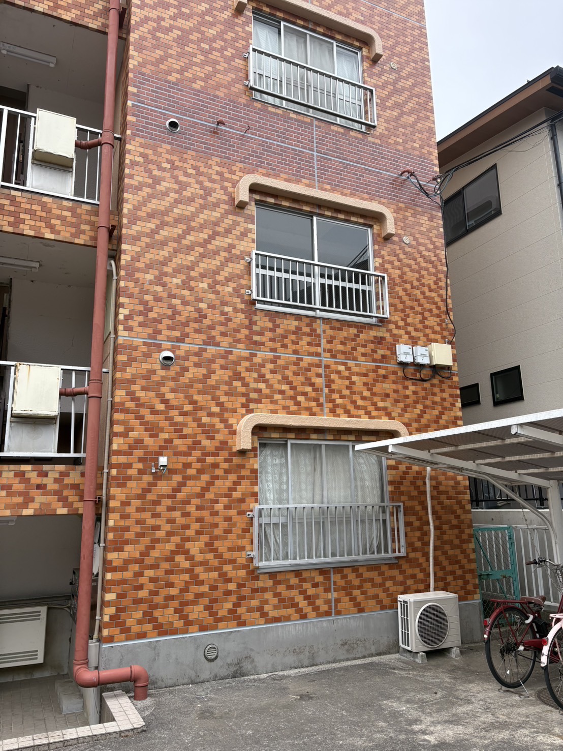埼玉県さいたま市　マンション　タイル張替え・タイル防水・コーキング工事の途中経過です。