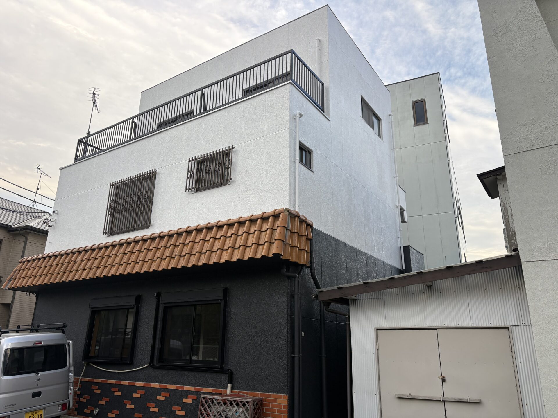 埼玉県鶴ヶ島市　不動産管理会社からのご依頼を頂いて、外壁をラジカル制御型塗料のパーフェクトトップで2トーンで塗装を行いました！施工後