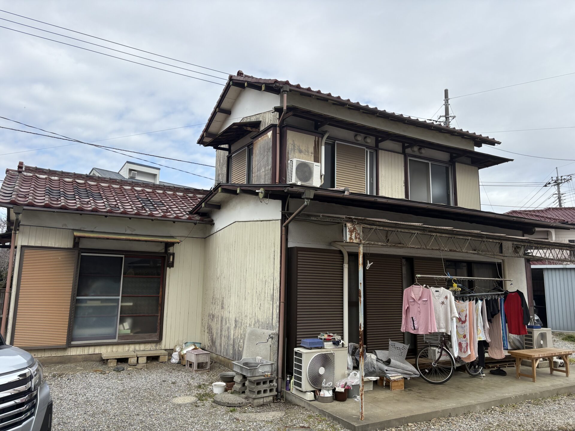 埼玉県狭山市のO様邸で外壁塗装と屋根漆喰補修、波板交換工事が完工しました。施工前