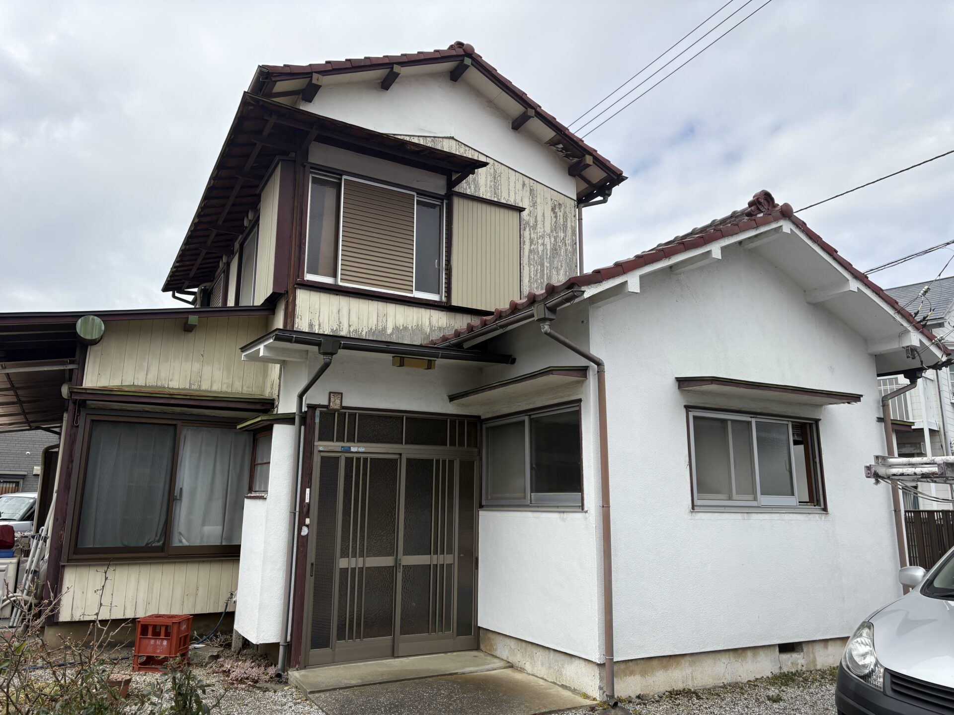 埼玉県狭山市のO様邸で外壁塗装と屋根漆喰補修、波板交換工事が完工しました。施工前
