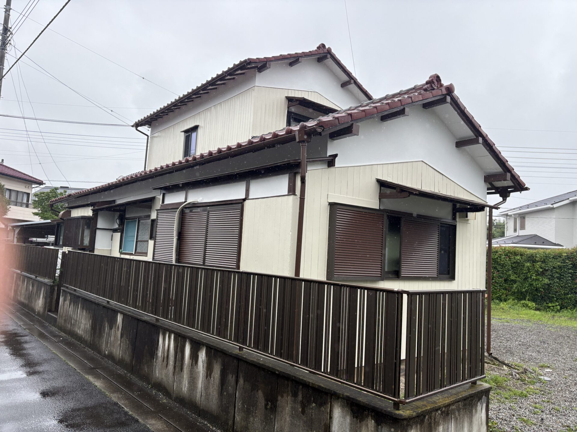 埼玉県狭山市のO様邸で外壁塗装と屋根漆喰補修、波板交換工事が完工しました。施工後