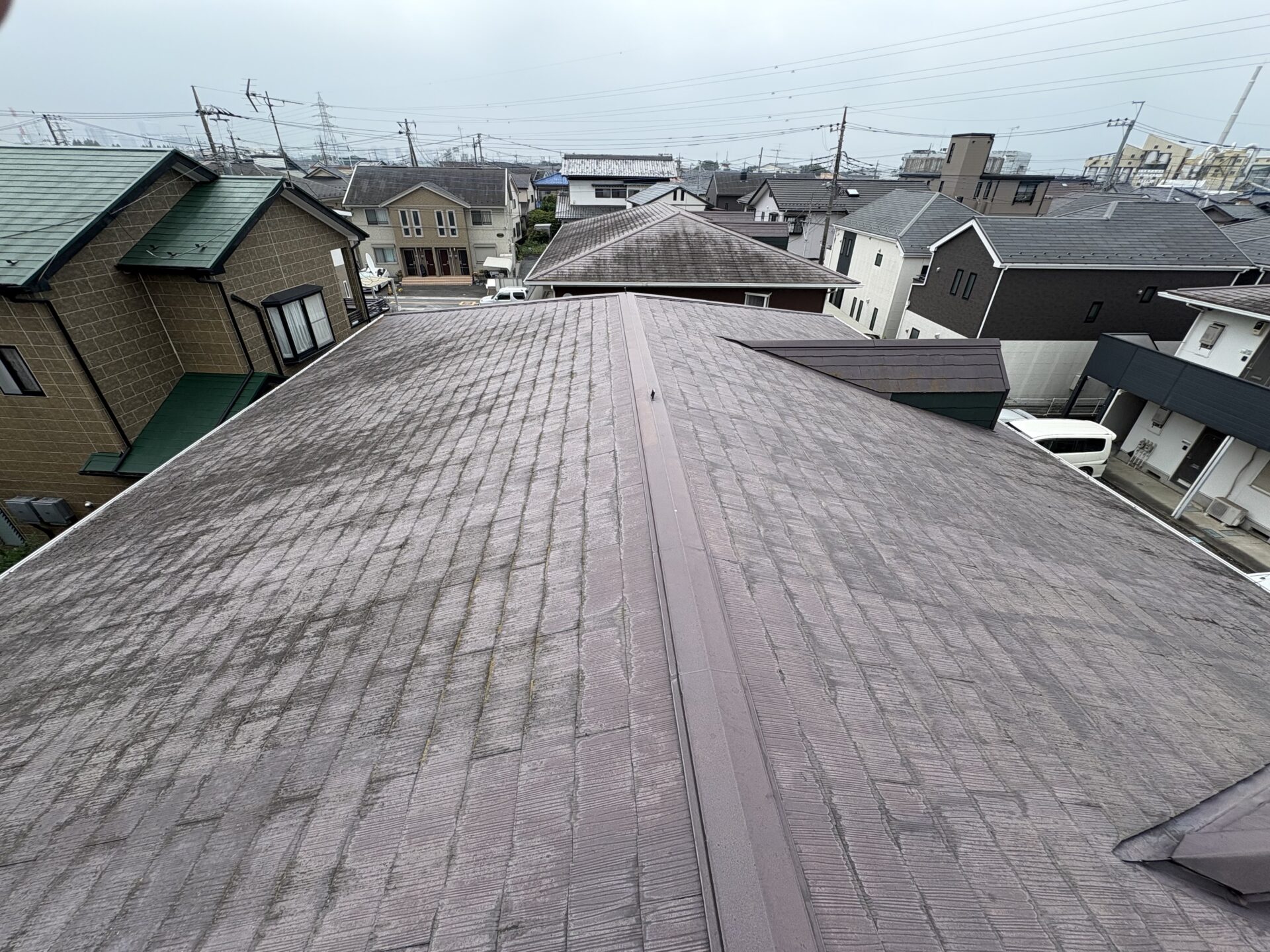 埼玉県さいたま市　三橋グランハイムA　屋根塗装棟板金補修工事の途中経過です。施工前